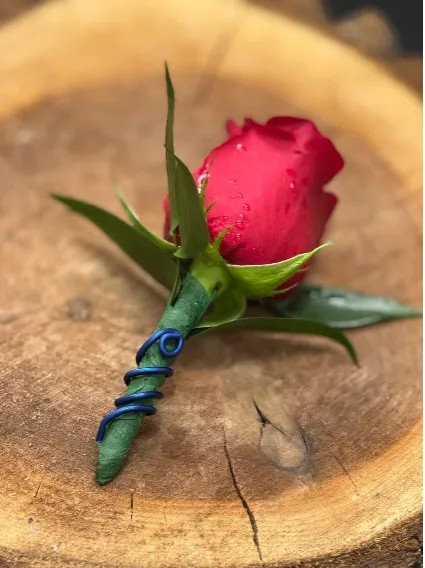 Rose Boutonniere with Accent Wire